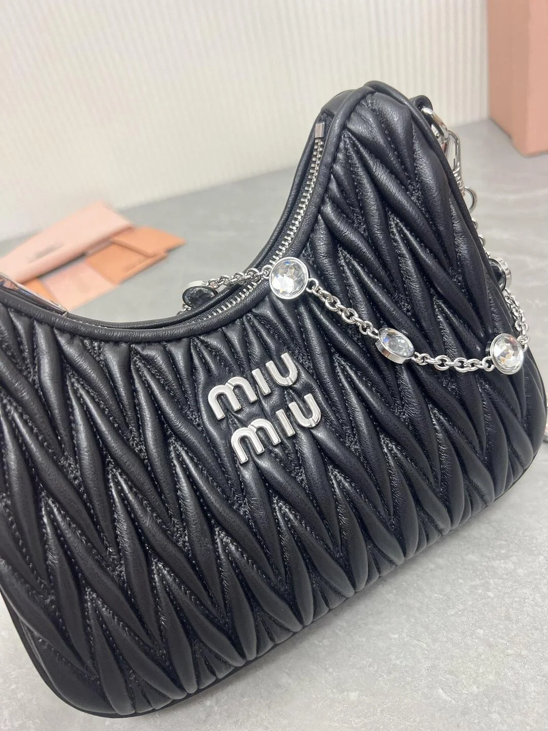 미우미우 마테라쎄 나파 가죽 숄더백 크리스탈 블랙