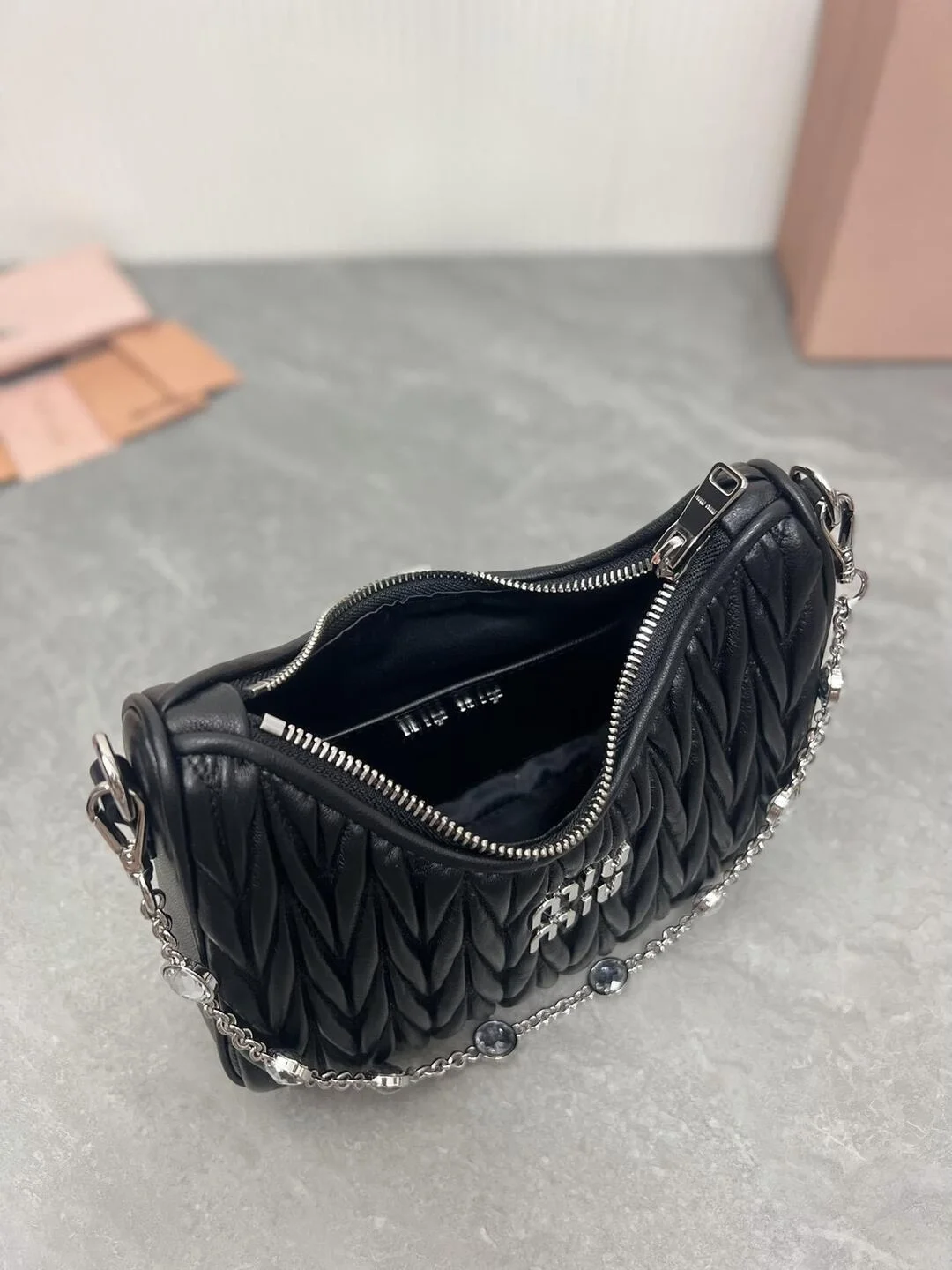 미우미우 마테라쎄 나파 가죽 숄더백 크리스탈 블랙