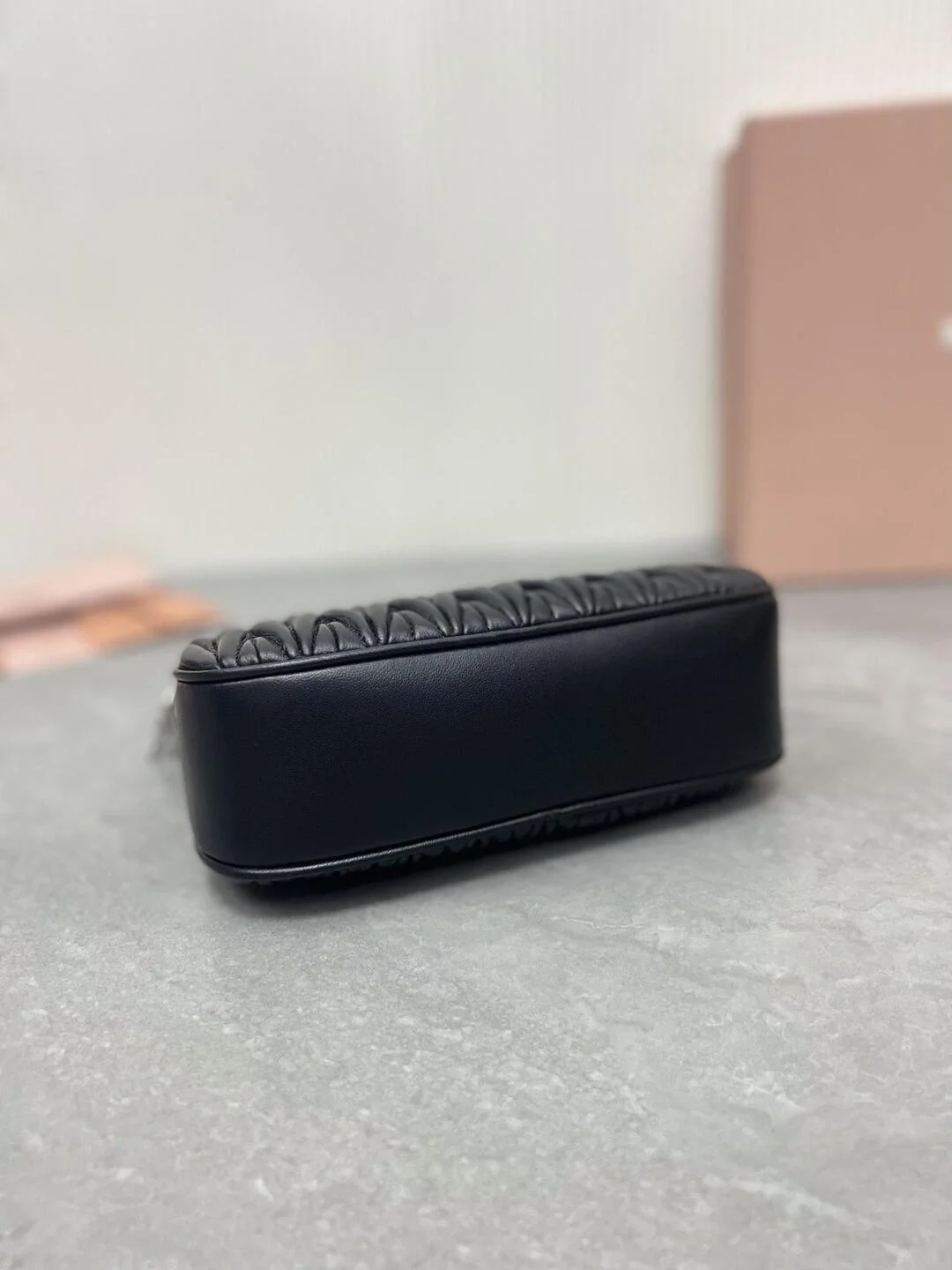 미우미우 마테라쎄 나파 가죽 숄더백 크리스탈 블랙