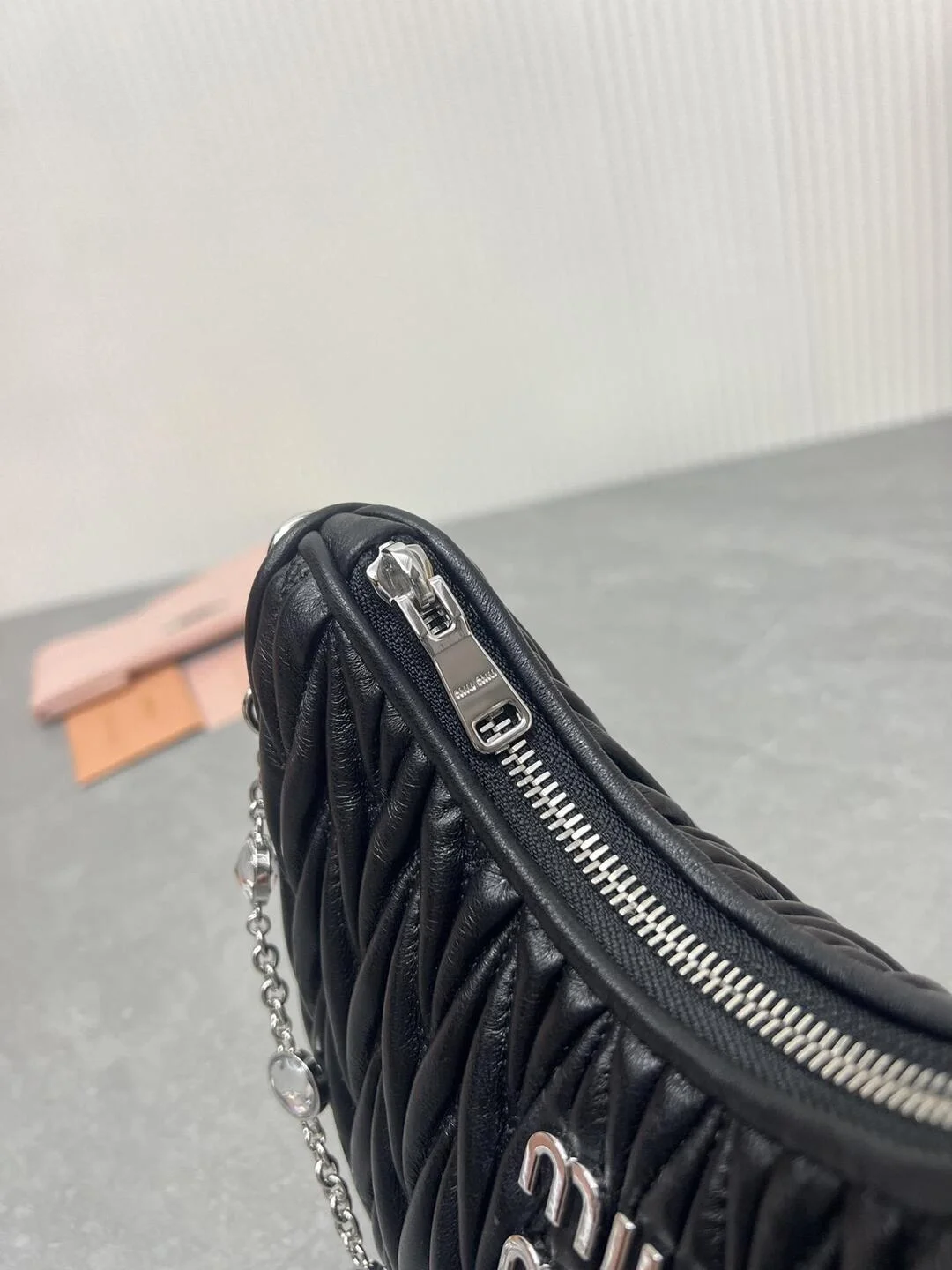 미우미우 마테라쎄 나파 가죽 숄더백 크리스탈 블랙