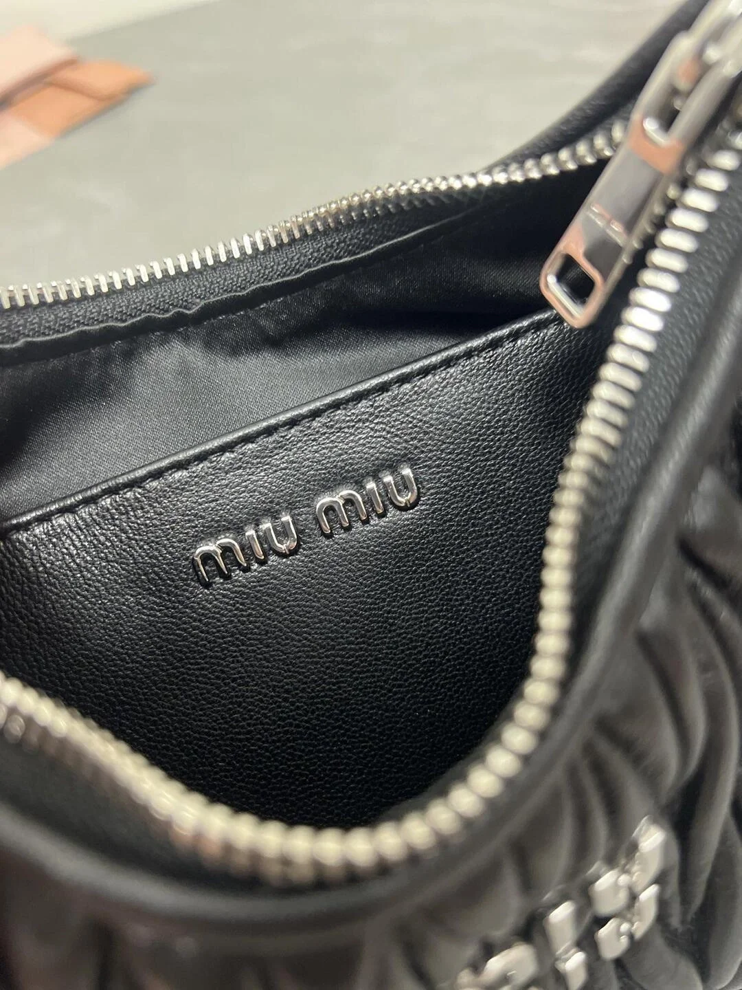 미우미우 마테라쎄 나파 가죽 숄더백 크리스탈 블랙