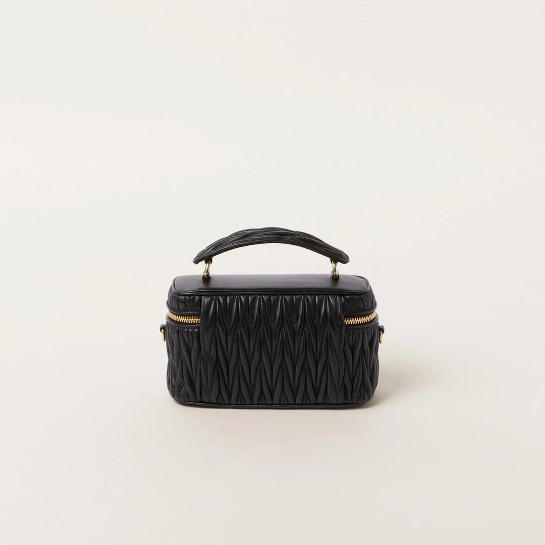 미우미우 마테라쎄 나파 가죽 숄더백 블랙