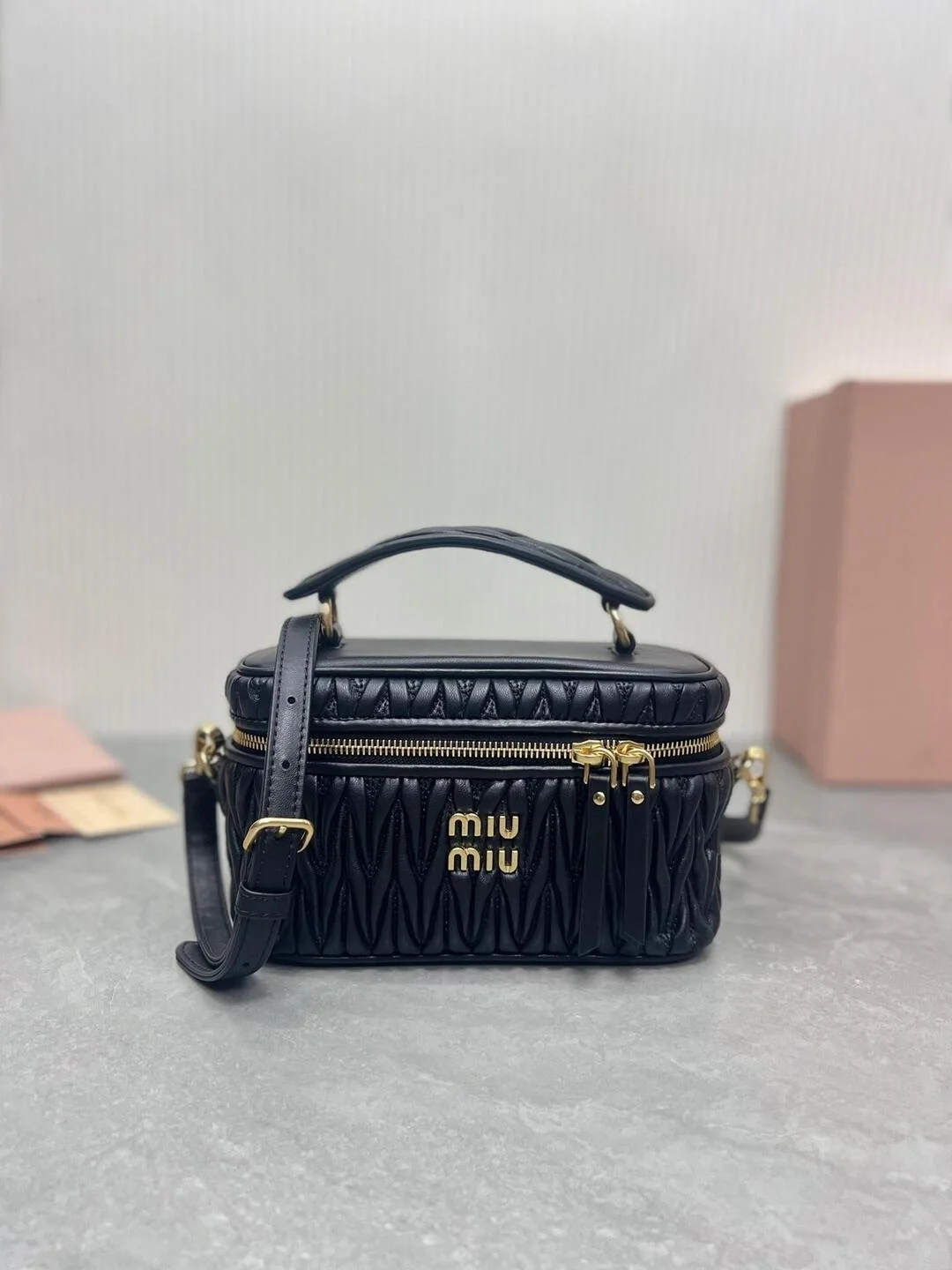 미우미우 마테라쎄 나파 가죽 숄더백 블랙