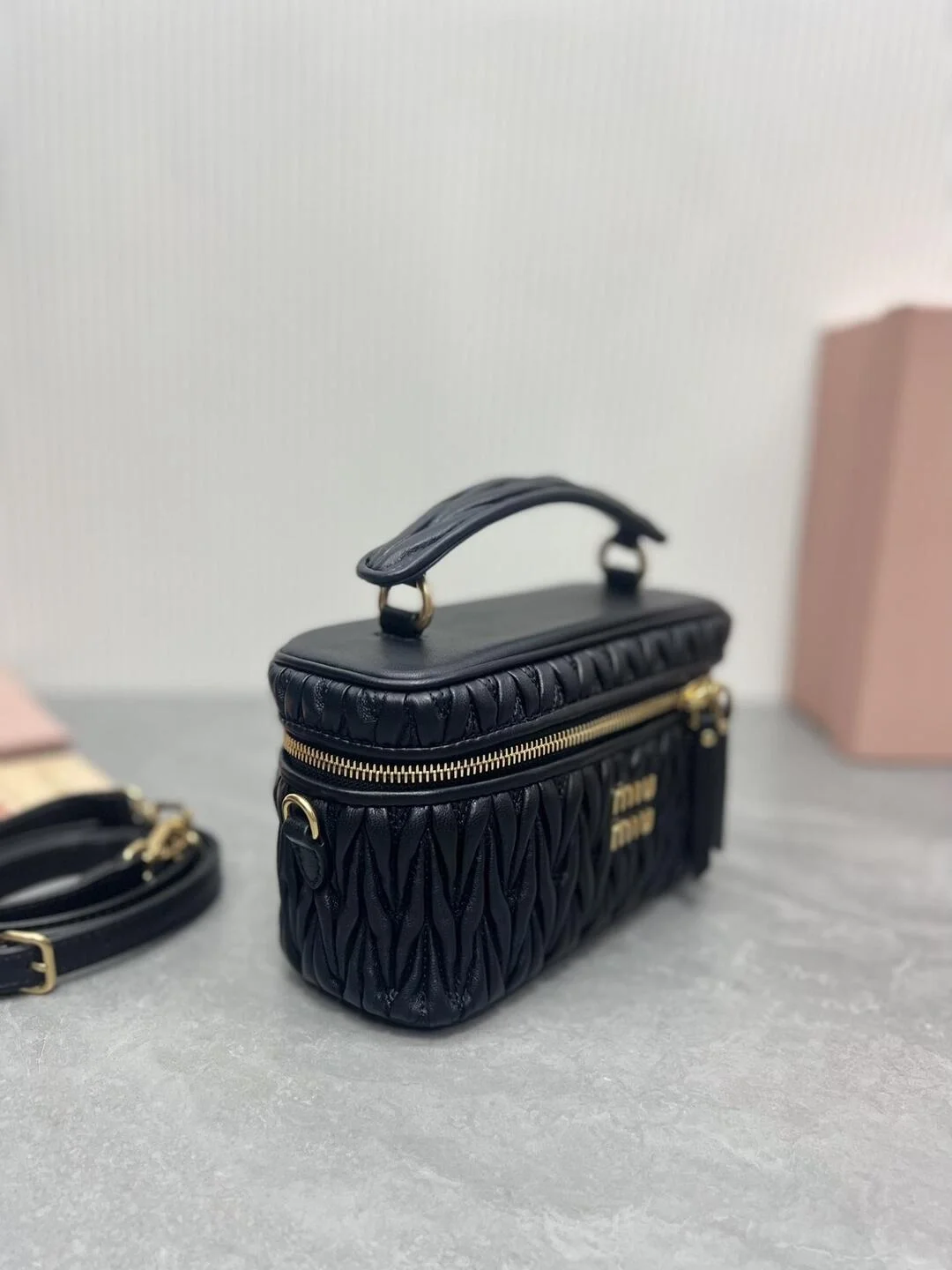 미우미우 마테라쎄 나파 가죽 숄더백 블랙