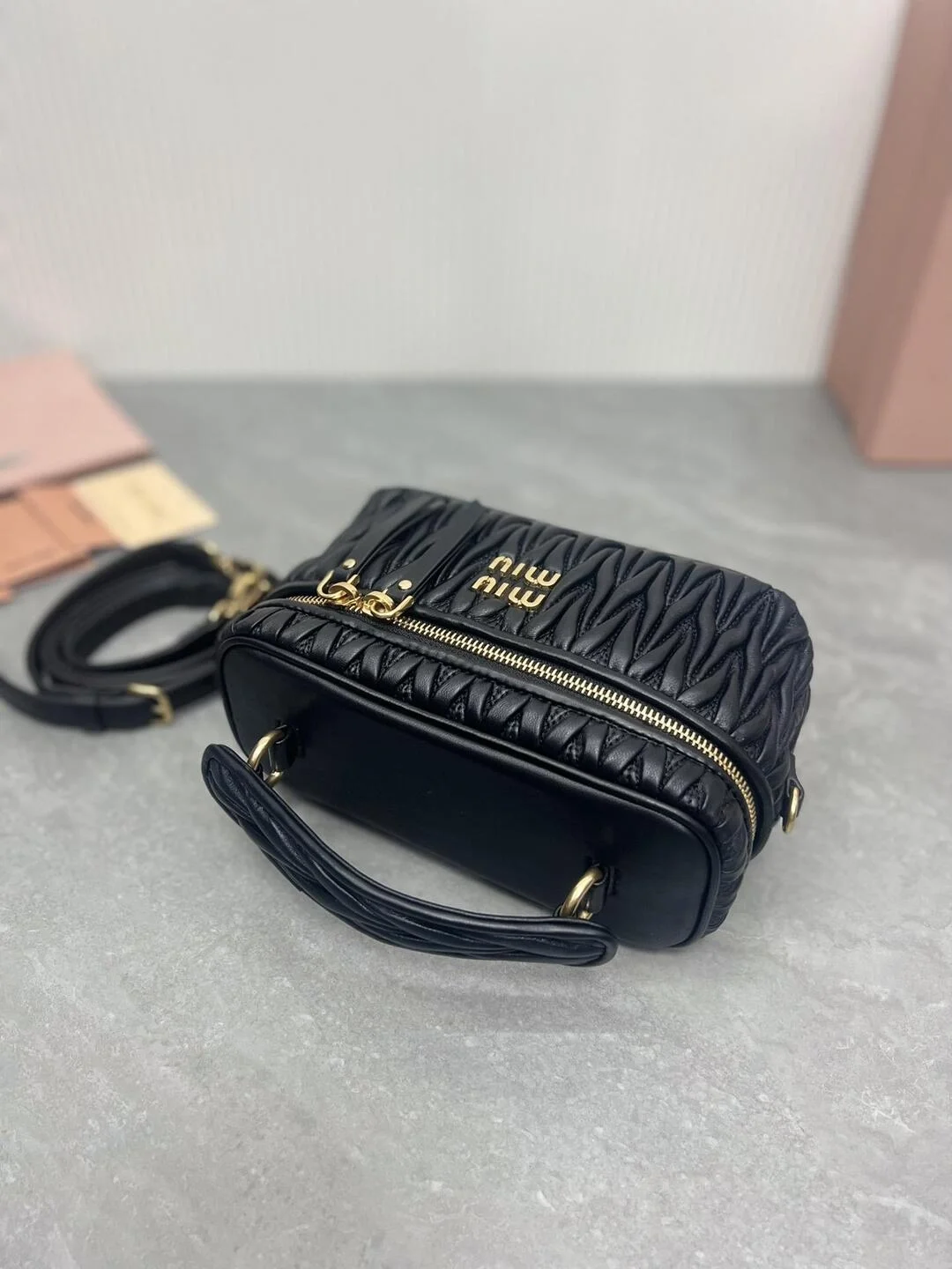 미우미우 마테라쎄 나파 가죽 숄더백 블랙