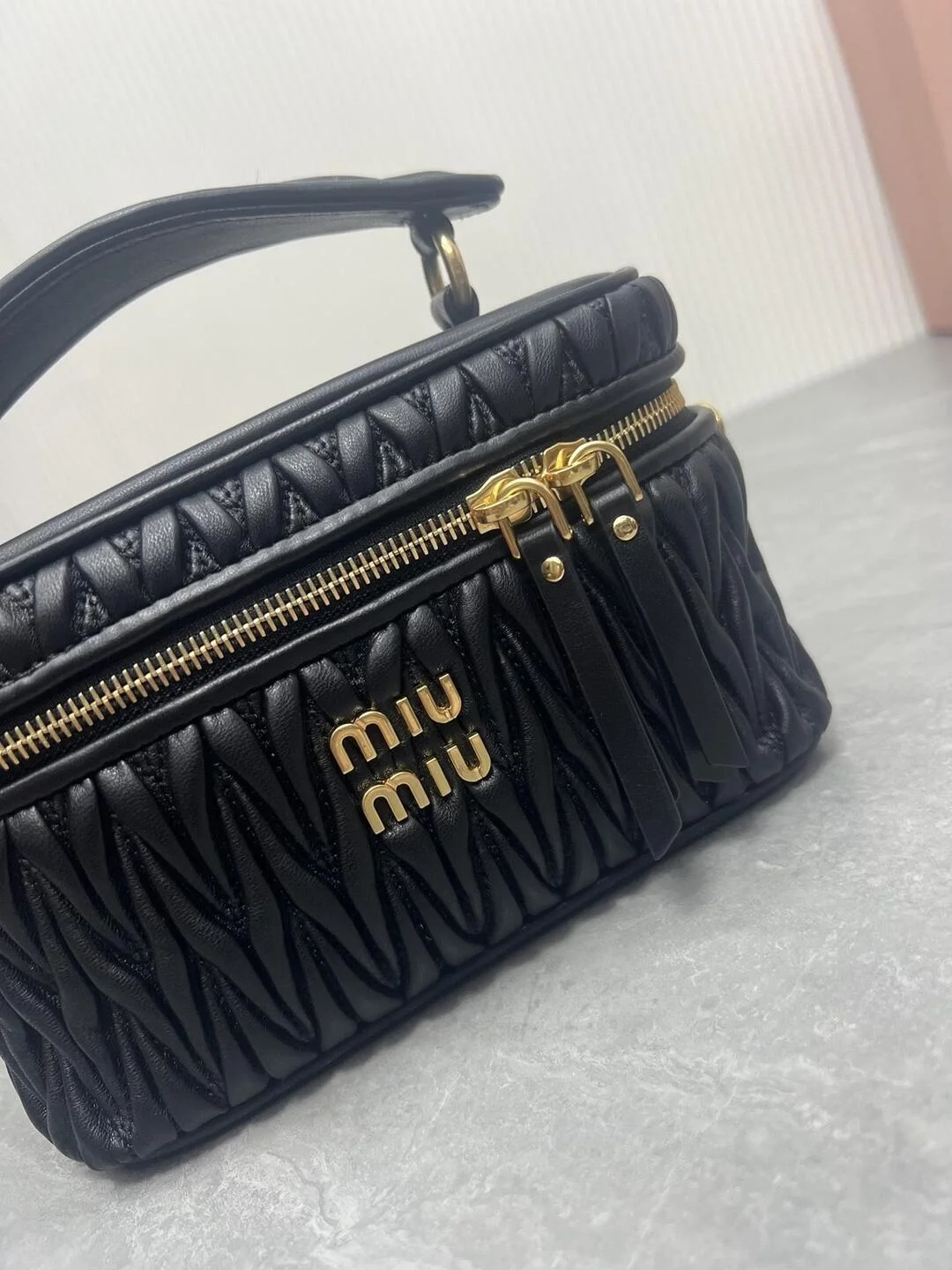 미우미우 마테라쎄 나파 가죽 숄더백 블랙