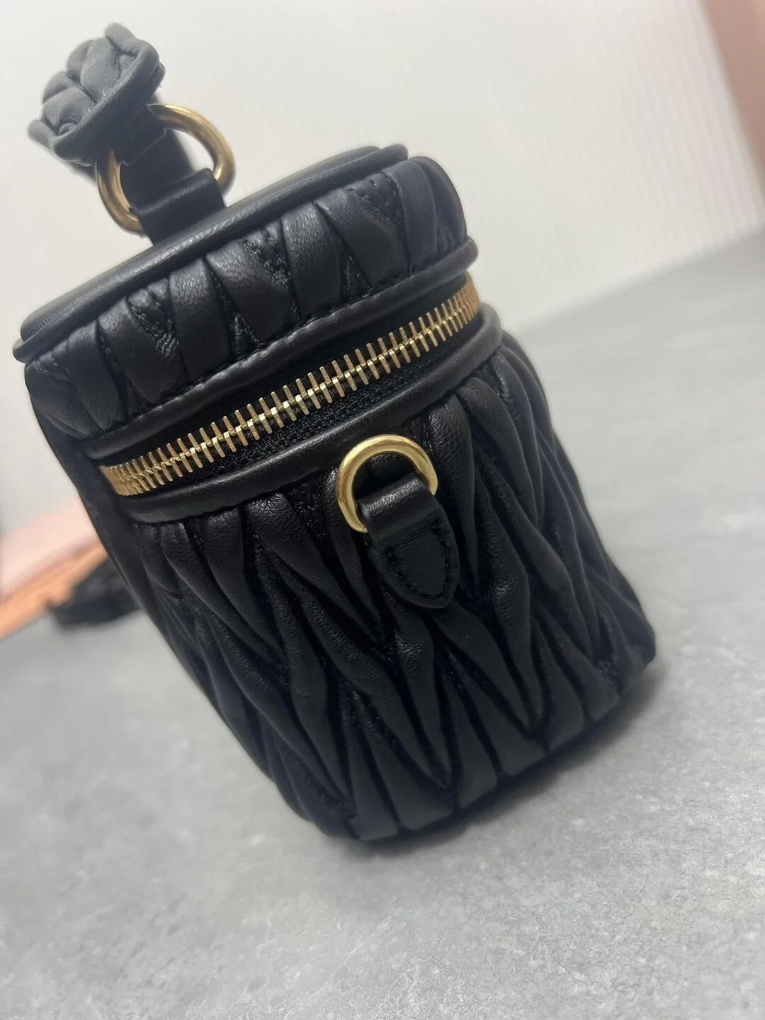 미우미우 마테라쎄 나파 가죽 숄더백 블랙