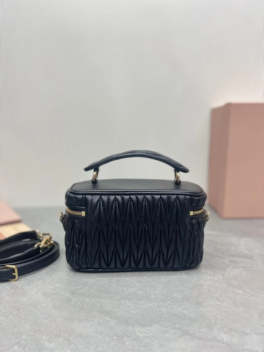 미우미우 마테라쎄 나파 가죽 숄더백 블랙