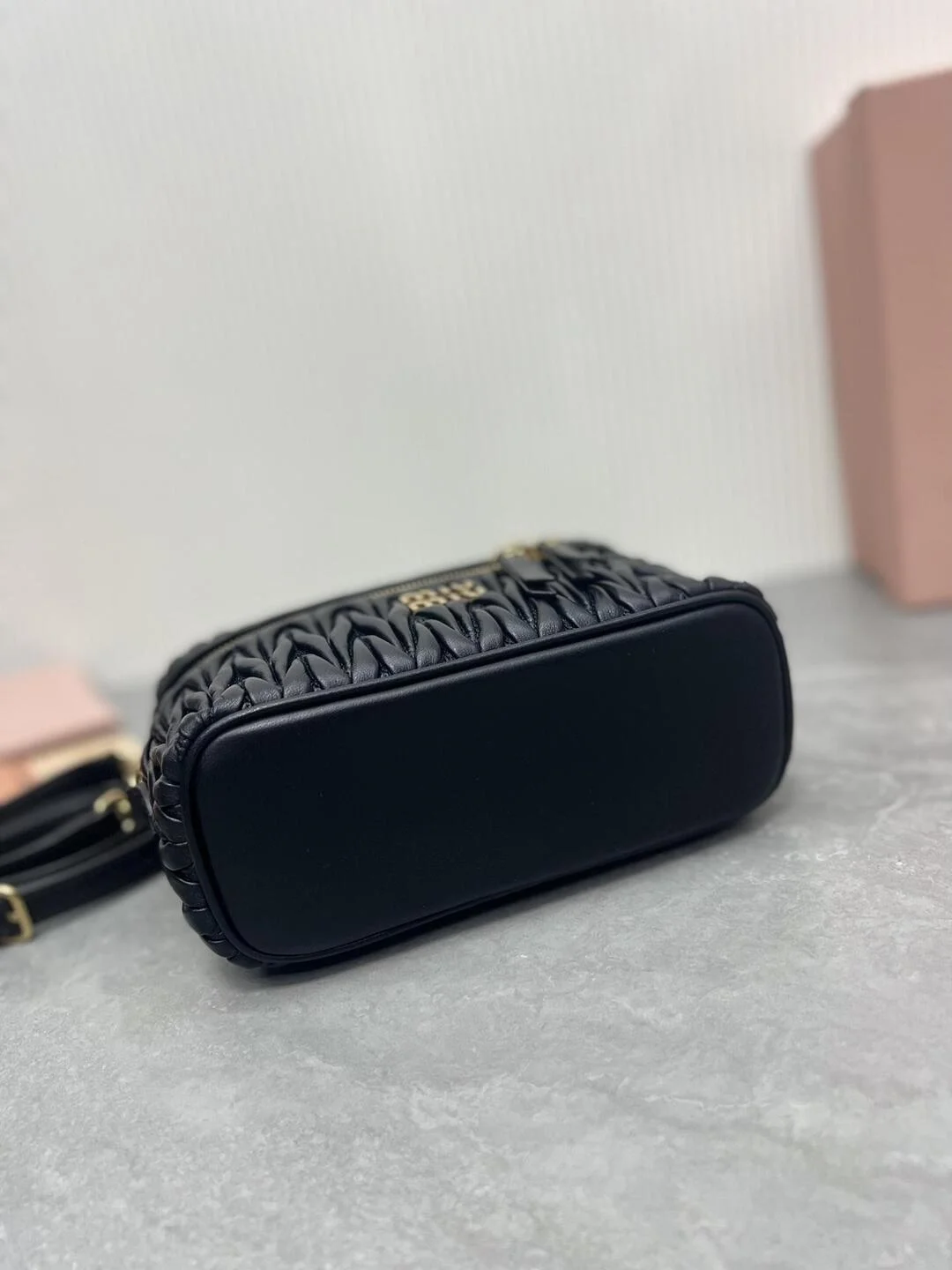 미우미우 마테라쎄 나파 가죽 숄더백 블랙