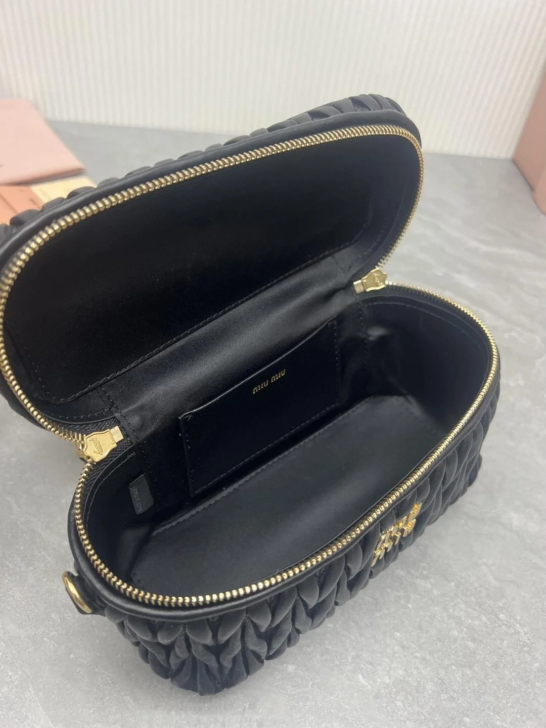 미우미우 마테라쎄 나파 가죽 숄더백 블랙