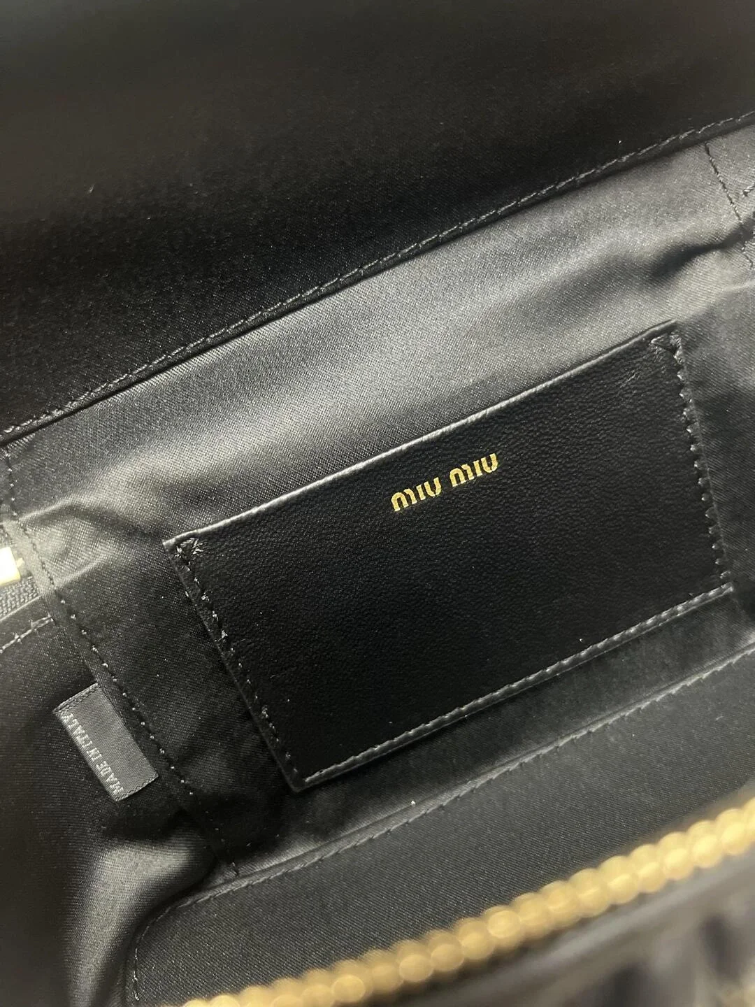 미우미우 마테라쎄 나파 가죽 숄더백 블랙