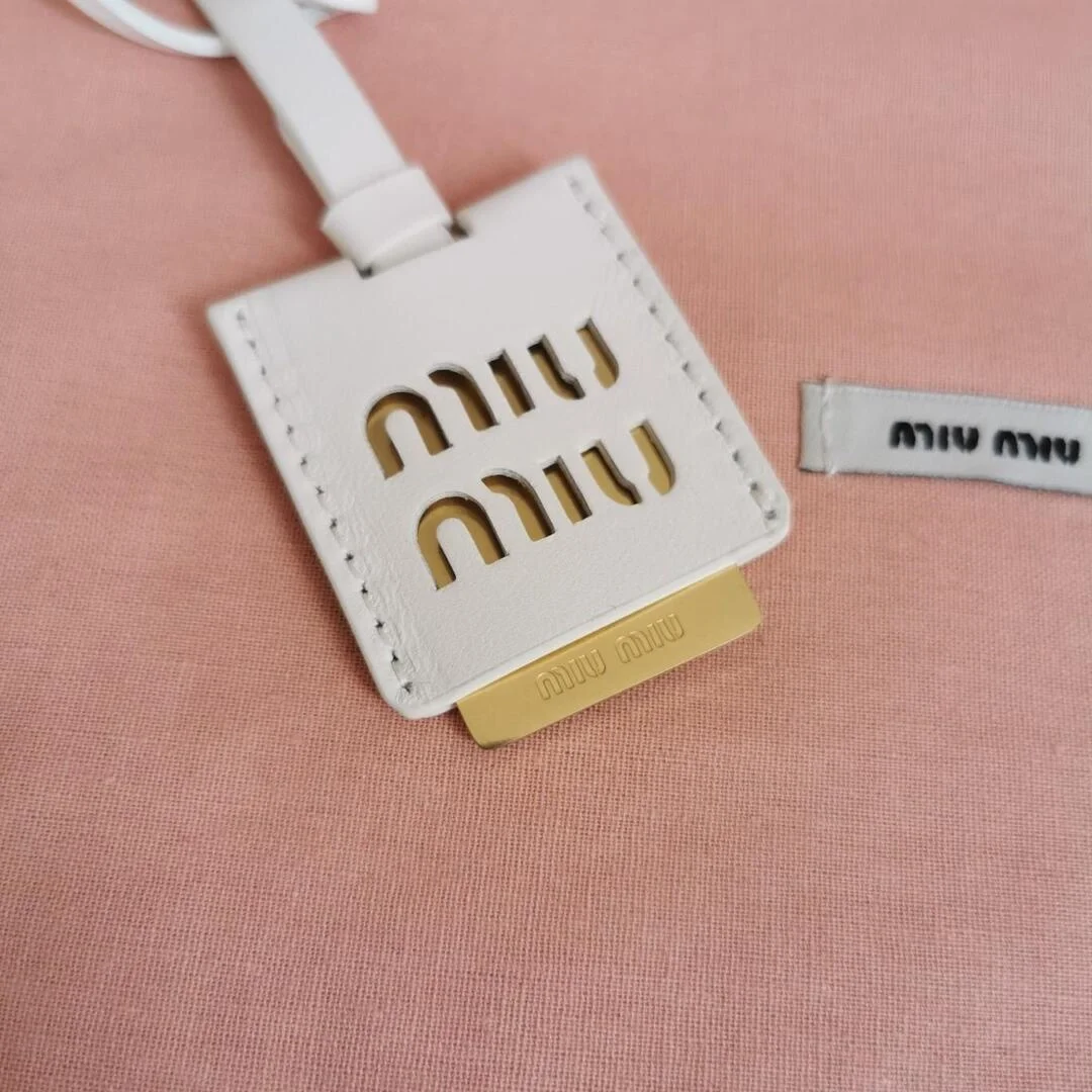 미우미우 마테라쎄 나파 가죽 미니백 화이트