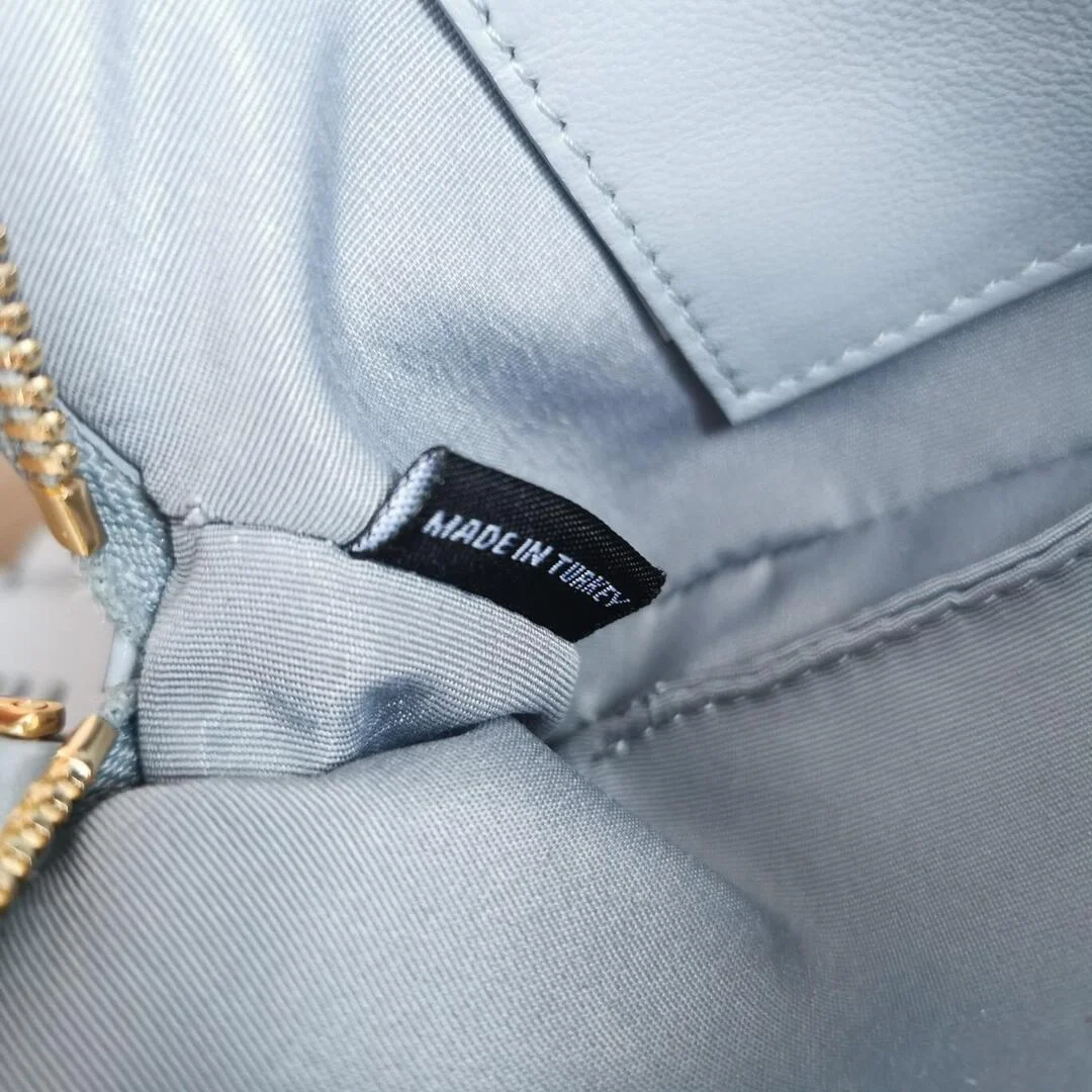 미우미우 마테라쎄 나파 가죽 미니백 블루