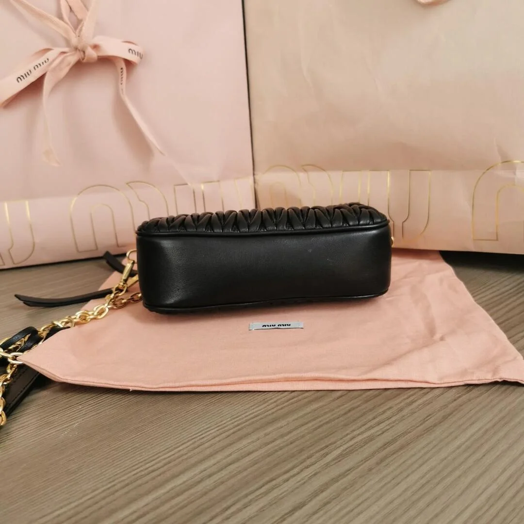 미우미우 마테라쎄 나파 가죽 미니백 블랙