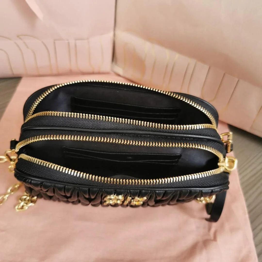 미우미우 마테라쎄 나파 가죽 미니백 블랙