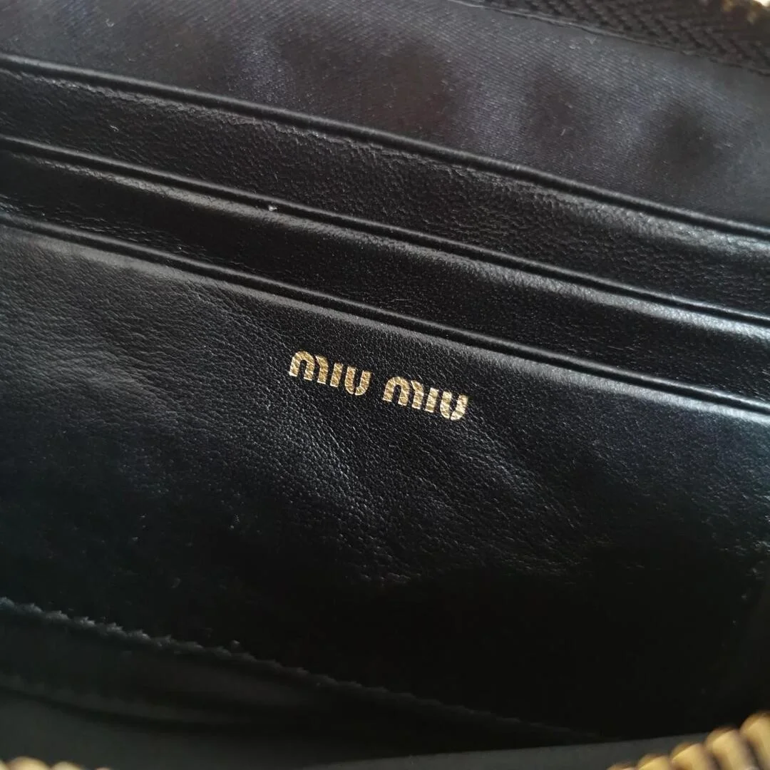 미우미우 마테라쎄 나파 가죽 미니백 블랙