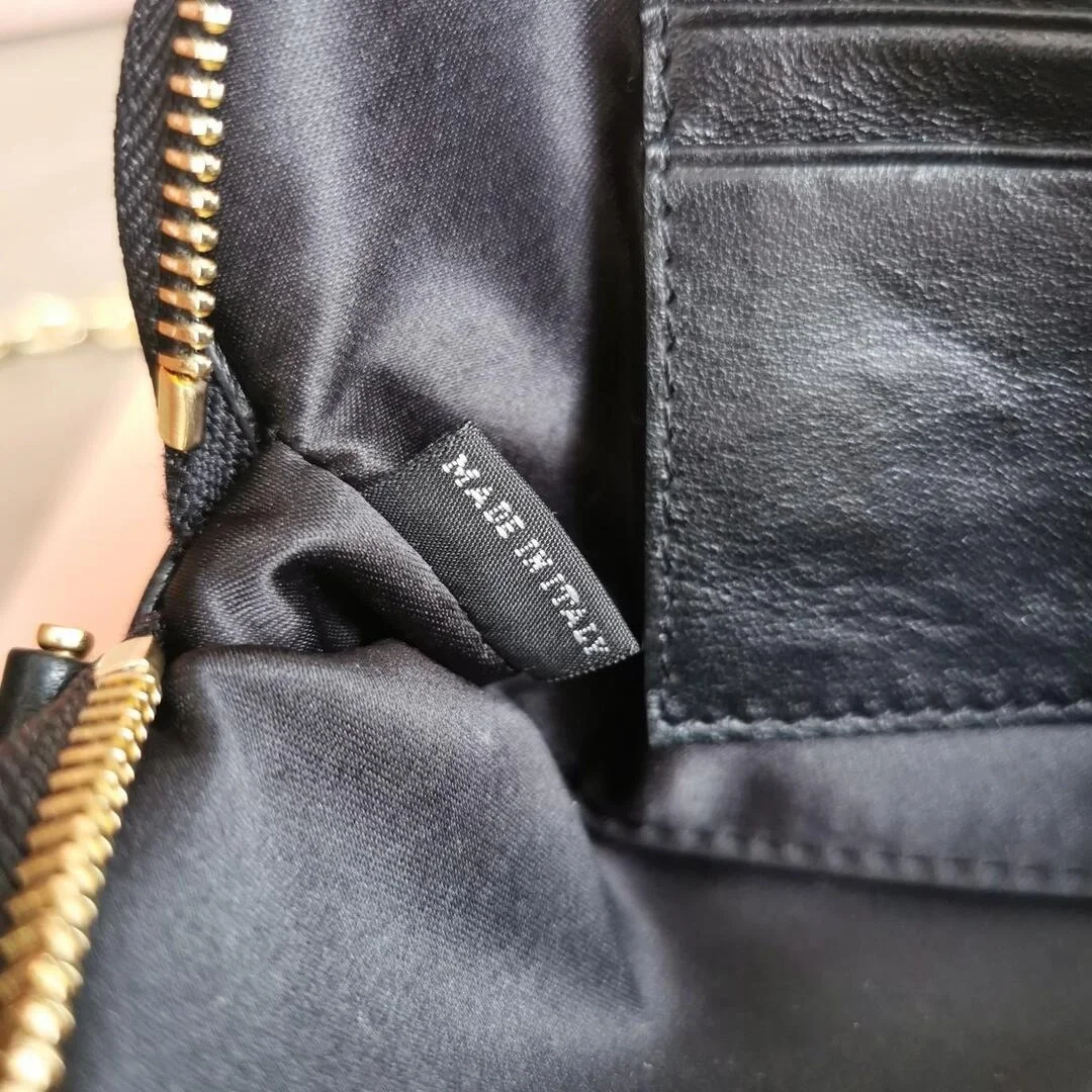 미우미우 마테라쎄 나파 가죽 미니백 블랙