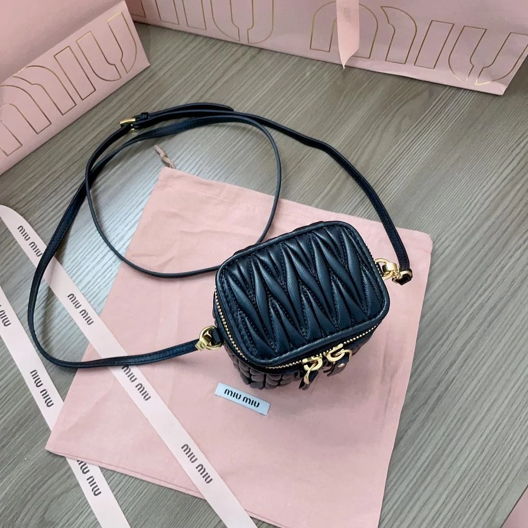 미우미우 마테라쎄 나파 가죽 마이크로백 블랙