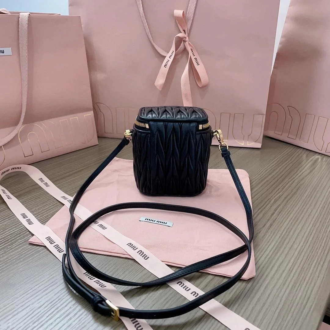미우미우 마테라쎄 나파 가죽 마이크로백 블랙
