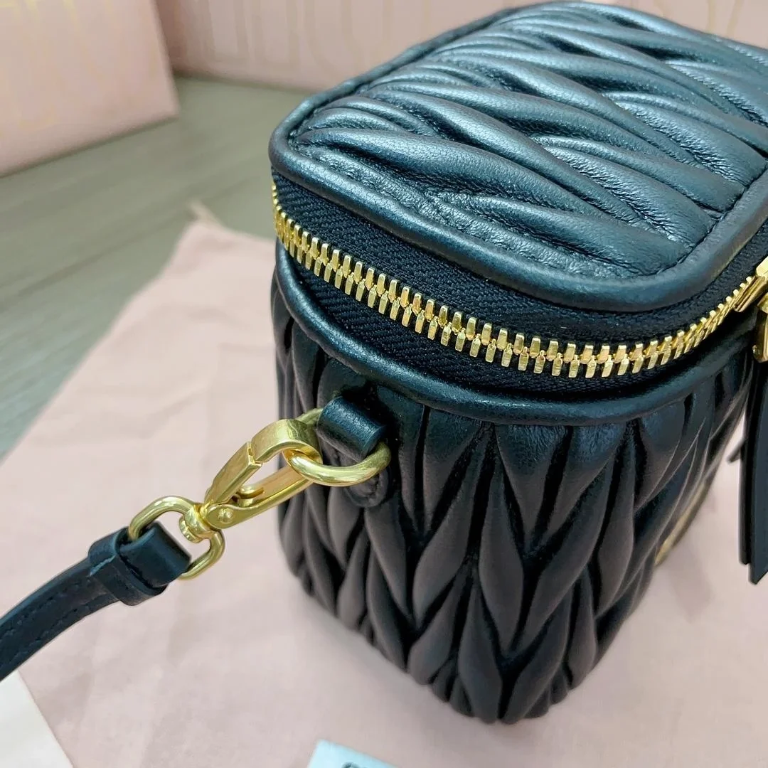 미우미우 마테라쎄 나파 가죽 마이크로백 블랙