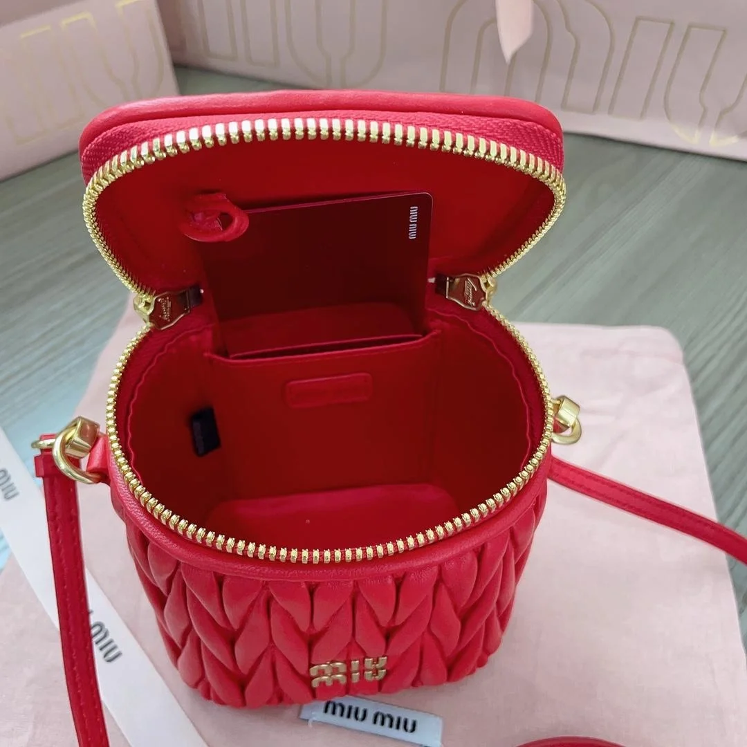 미우미우 마테라쎄 나파 가죽 마이크로백 레드