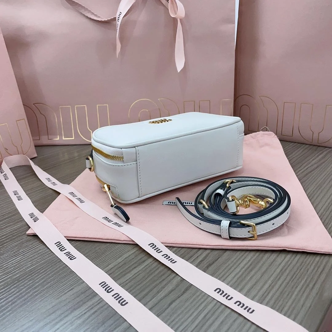 미우미우 가죽 숄더백 화이트