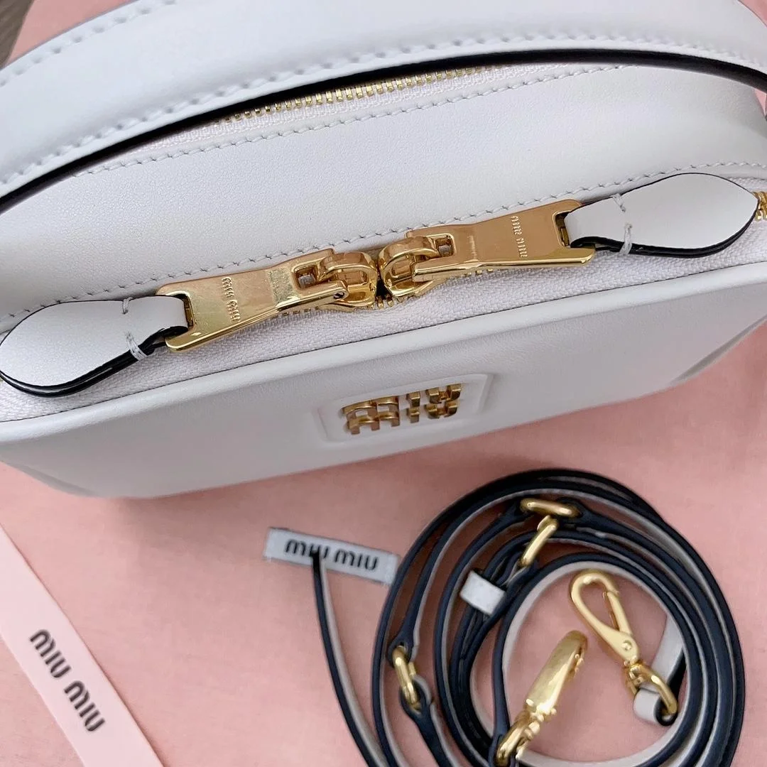 미우미우 가죽 숄더백 화이트