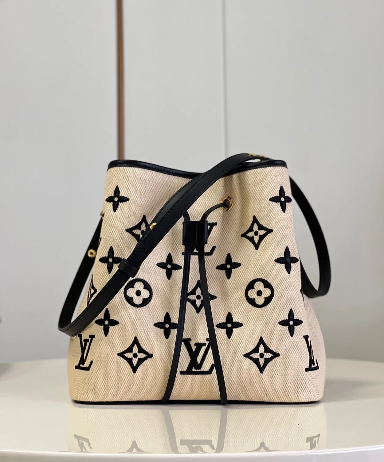 루이비통 네오노에 MM 모노그램 베이지 블랙 M23080