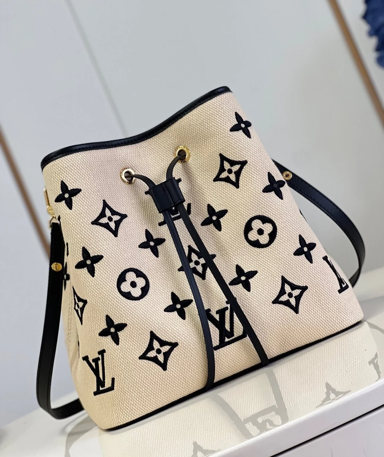 루이비통 네오노에 MM 모노그램 베이지 블랙 M23080