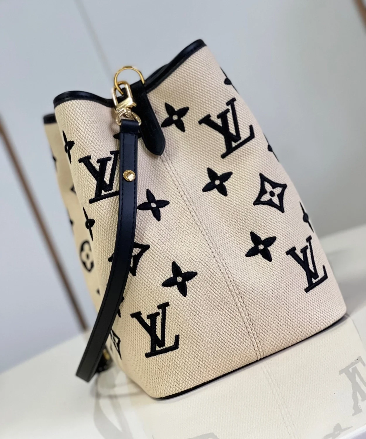 루이비통 네오노에 MM 모노그램 베이지 블랙 M23080