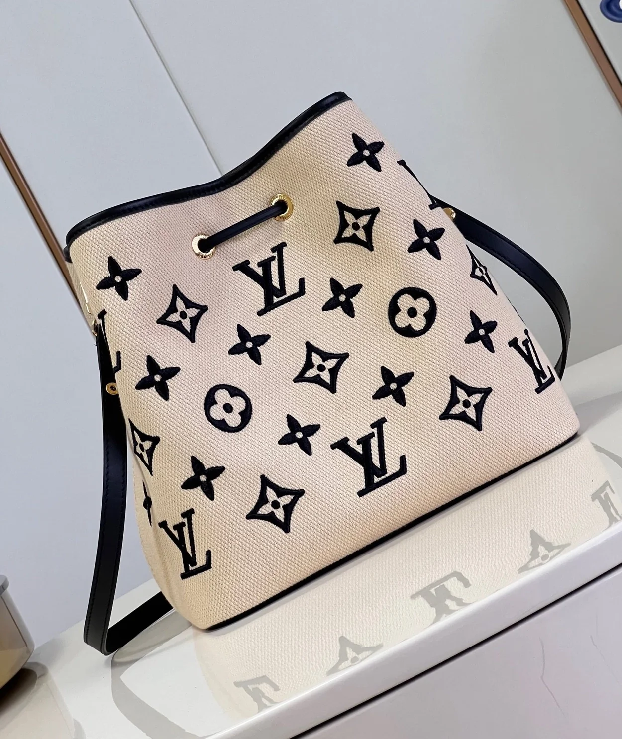 루이비통 네오노에 MM 모노그램 베이지 블랙 M23080