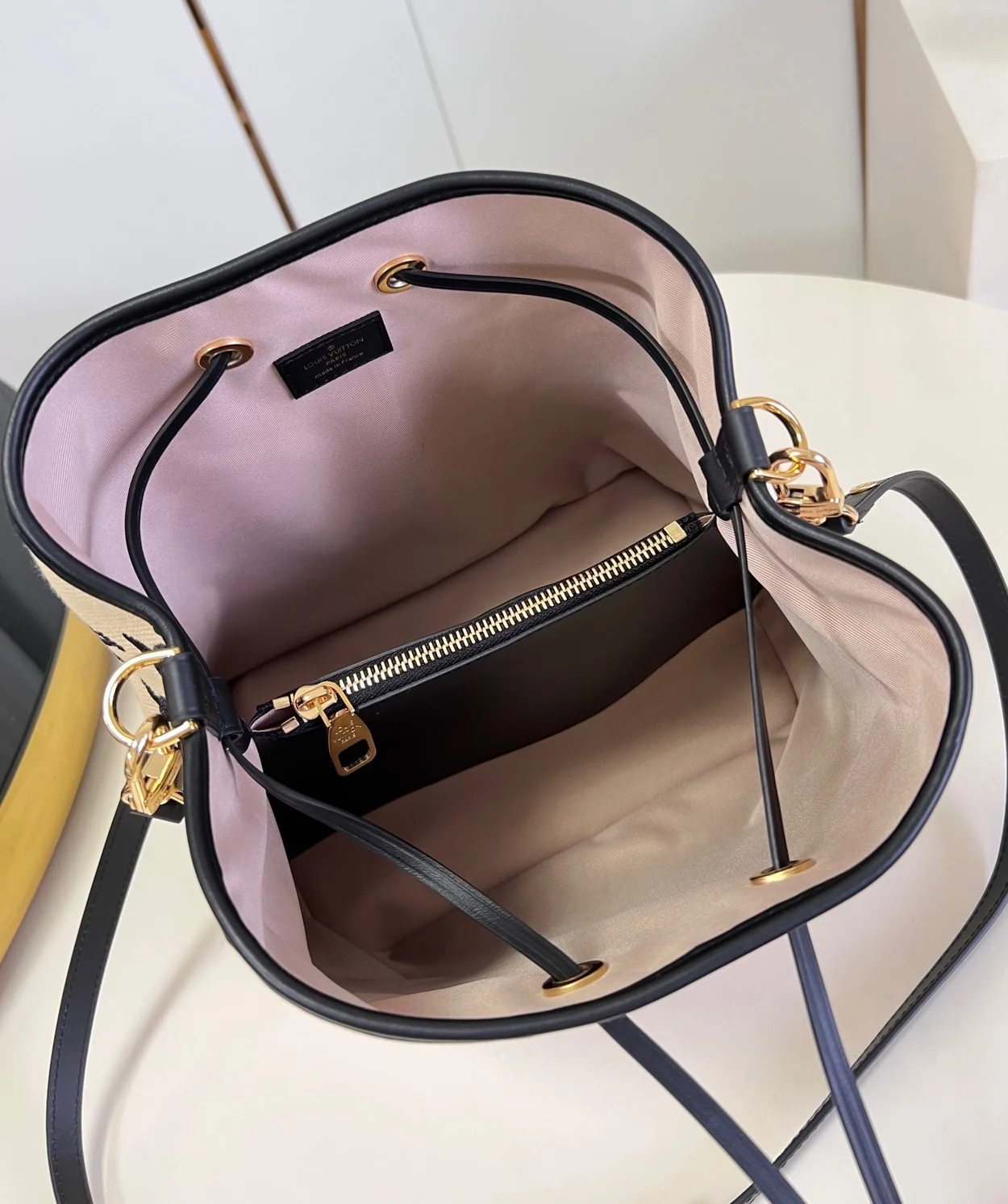 루이비통 네오노에 MM 모노그램 베이지 블랙 M23080