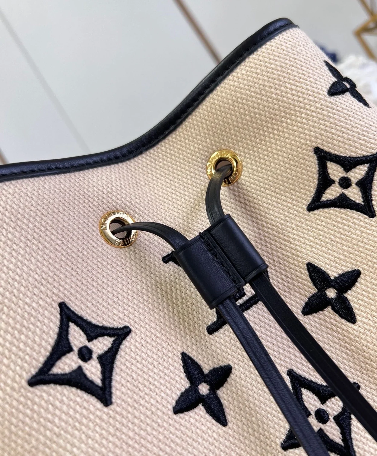 루이비통 네오노에 MM 모노그램 베이지 블랙 M23080