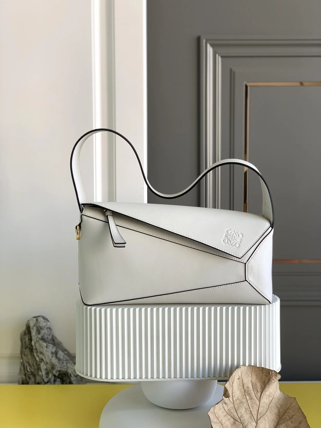 로에베 퍼즐 클래식 카프스킨 호보 백 화이트