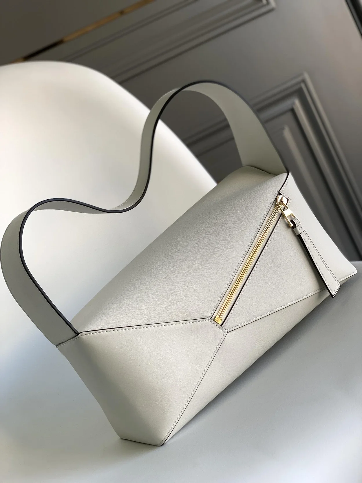 로에베 퍼즐 클래식 카프스킨 호보 백 화이트