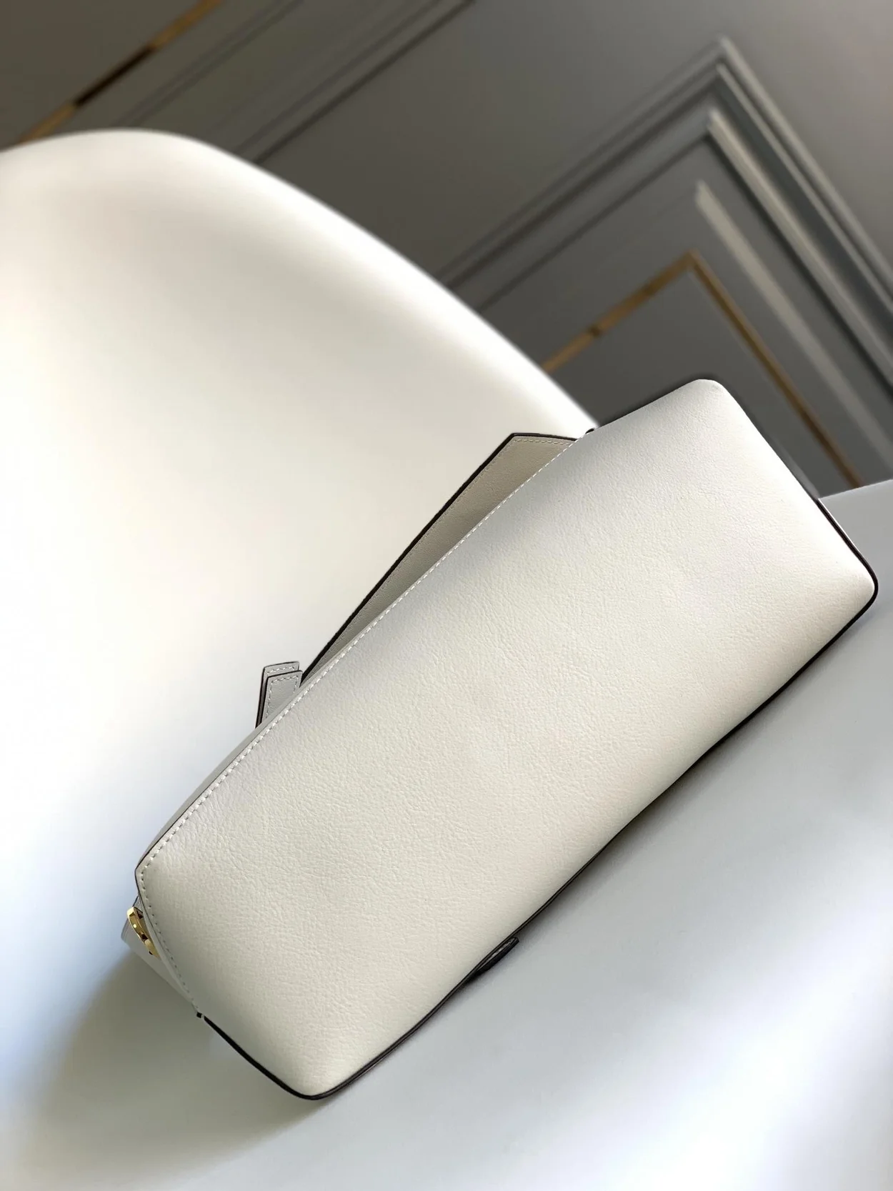 로에베 퍼즐 클래식 카프스킨 호보 백 화이트