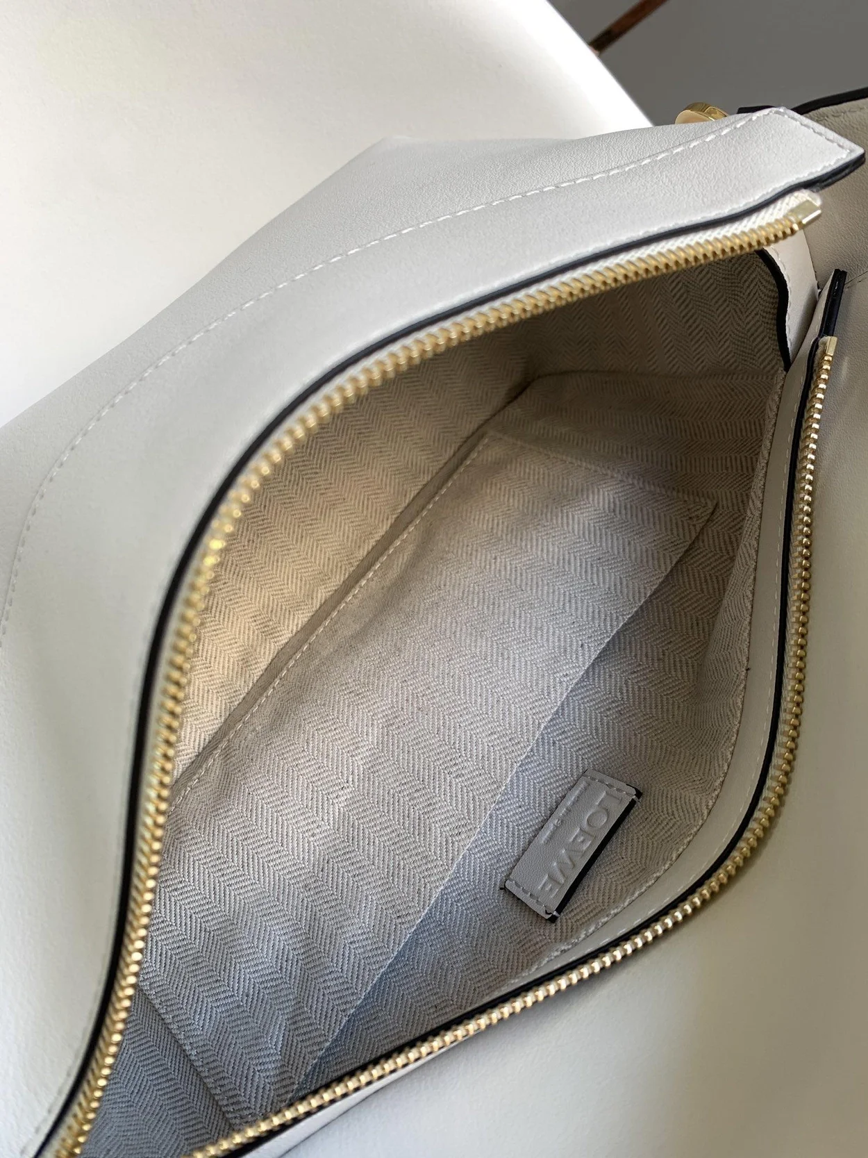 로에베 퍼즐 클래식 카프스킨 호보 백 화이트