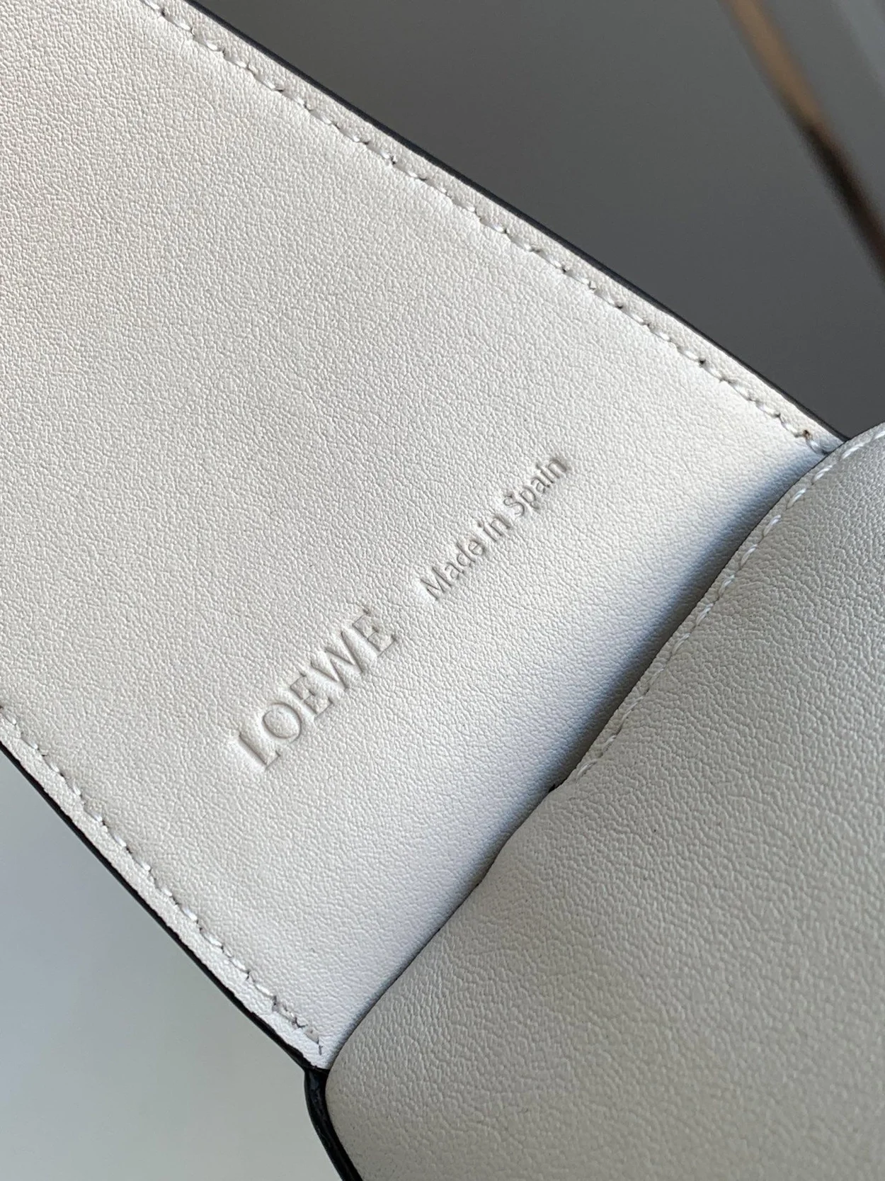 로에베 퍼즐 클래식 카프스킨 호보 백 화이트