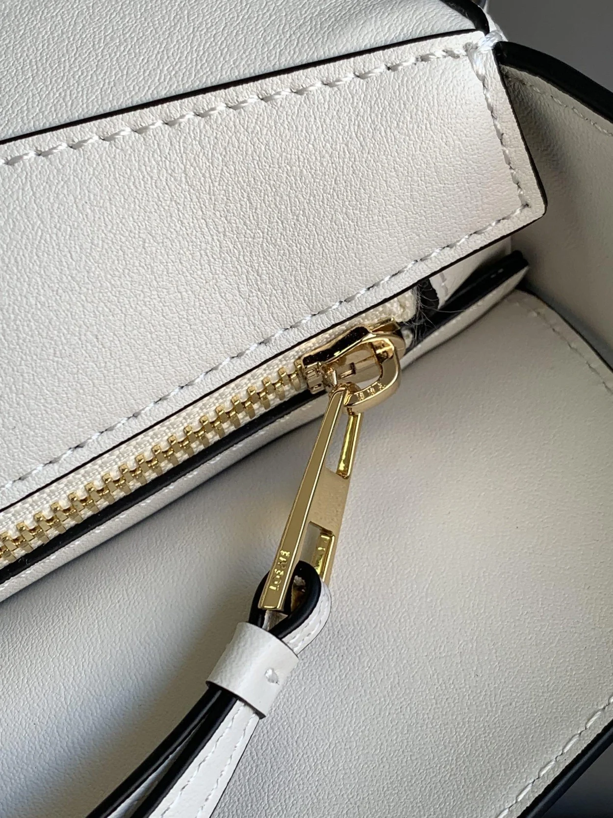 로에베 퍼즐 클래식 카프스킨 호보 백 화이트