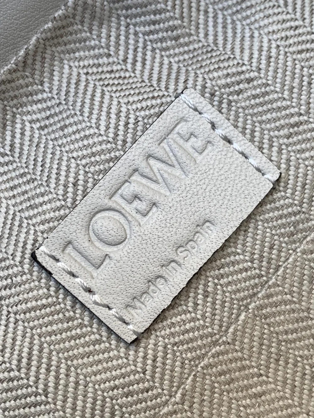 로에베 퍼즐 클래식 카프스킨 호보 백 화이트