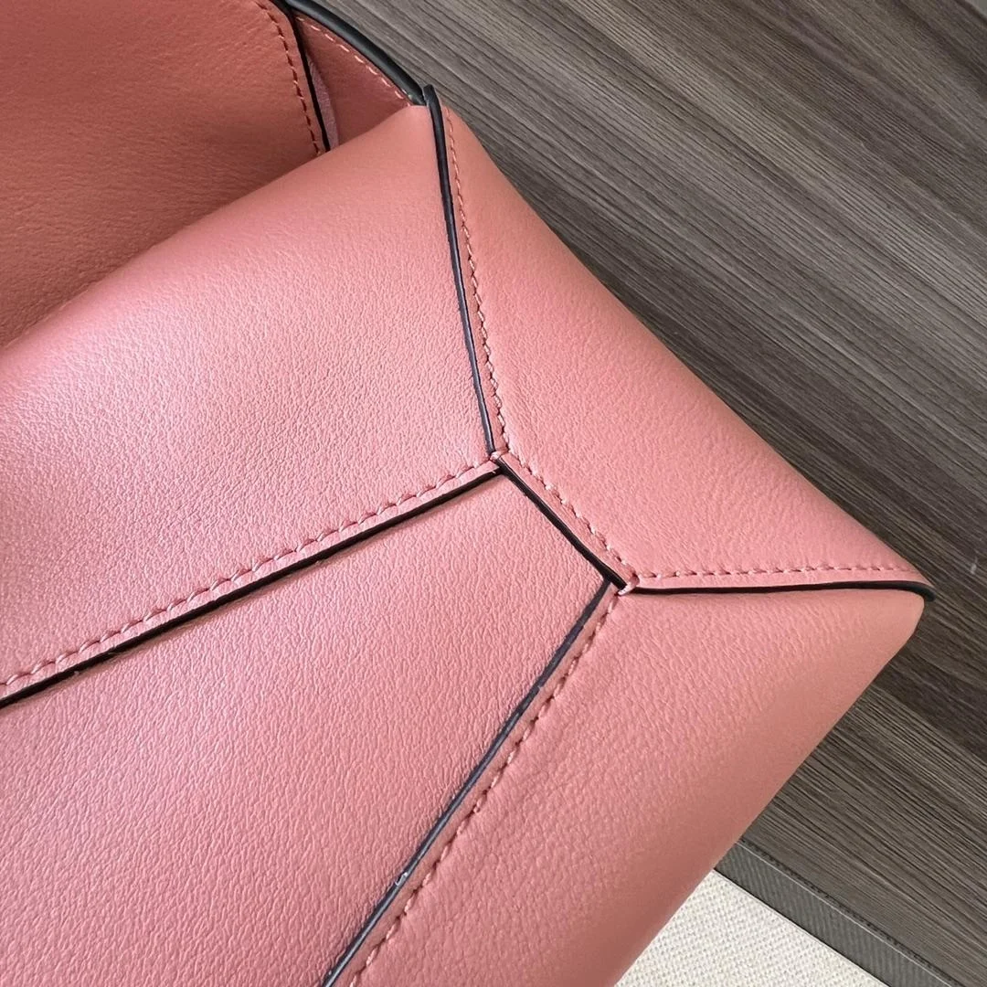 로에베 퍼즐 클래식 카프스킨 호보 백 핑크