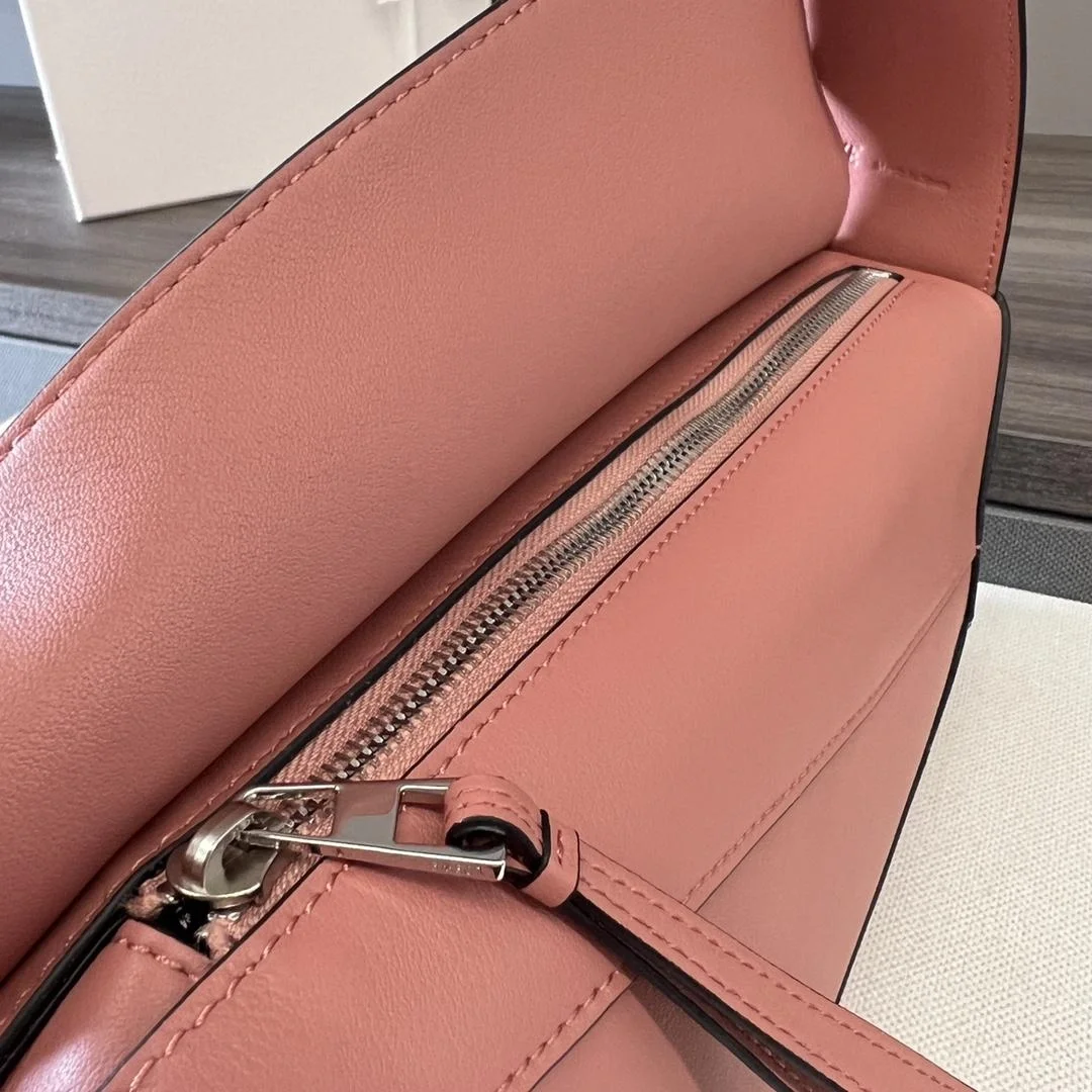 로에베 퍼즐 클래식 카프스킨 호보 백 핑크