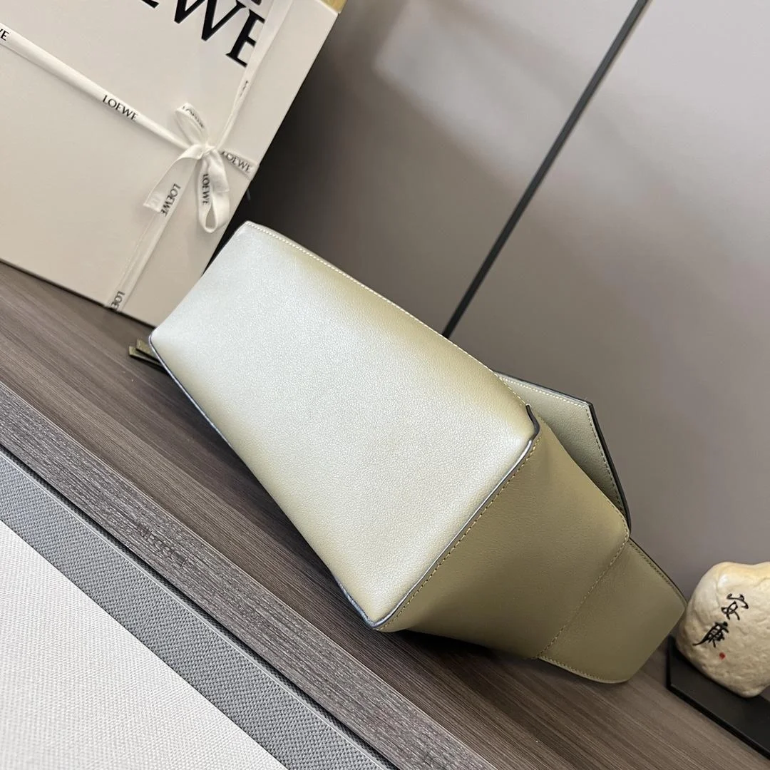 로에베 퍼즐 클래식 카프스킨 호보 백 카키