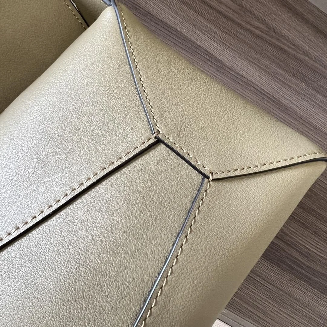 로에베 퍼즐 클래식 카프스킨 호보 백 카키