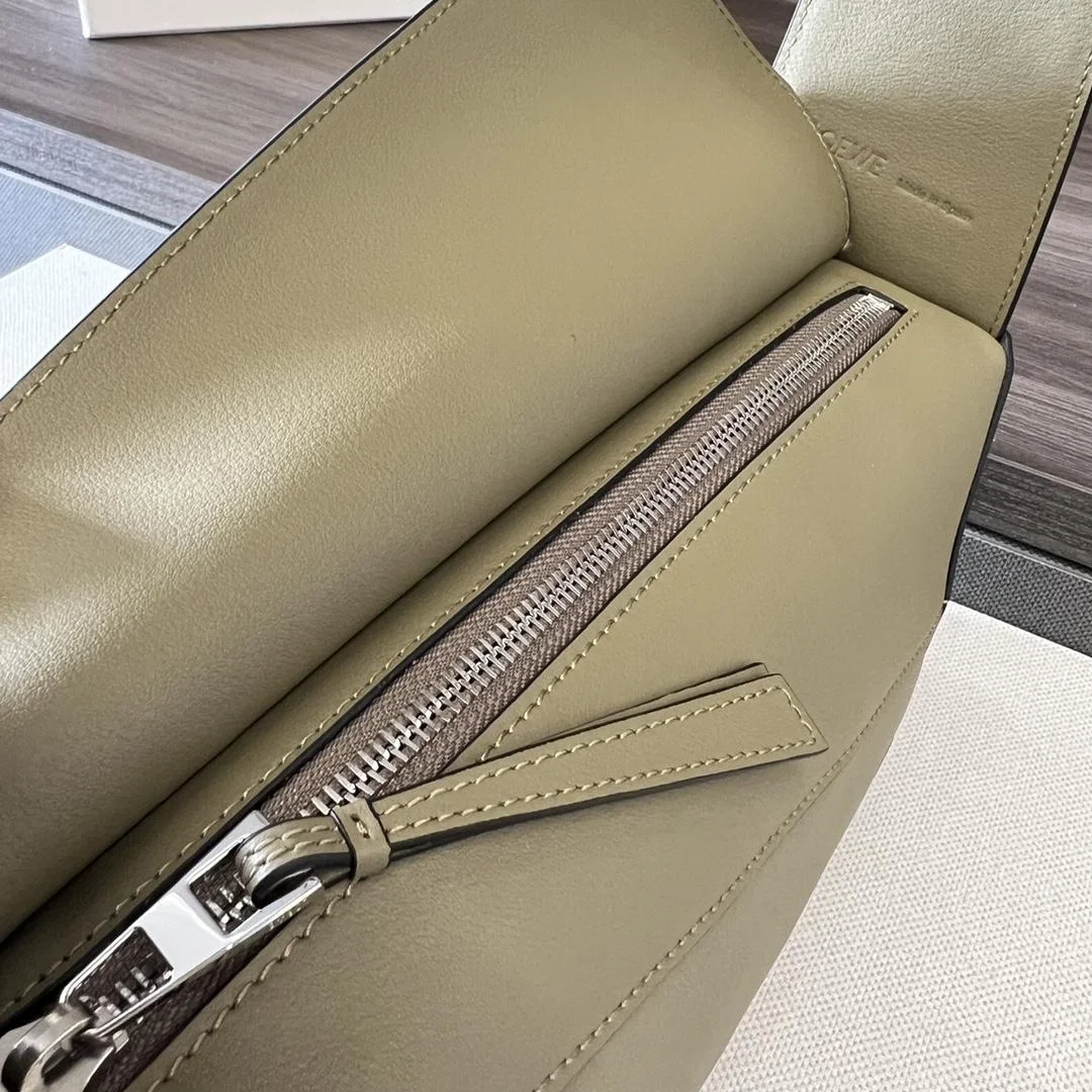 로에베 퍼즐 클래식 카프스킨 호보 백 카키