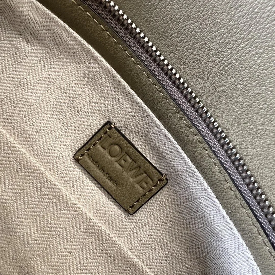 로에베 퍼즐 클래식 카프스킨 호보 백 카키