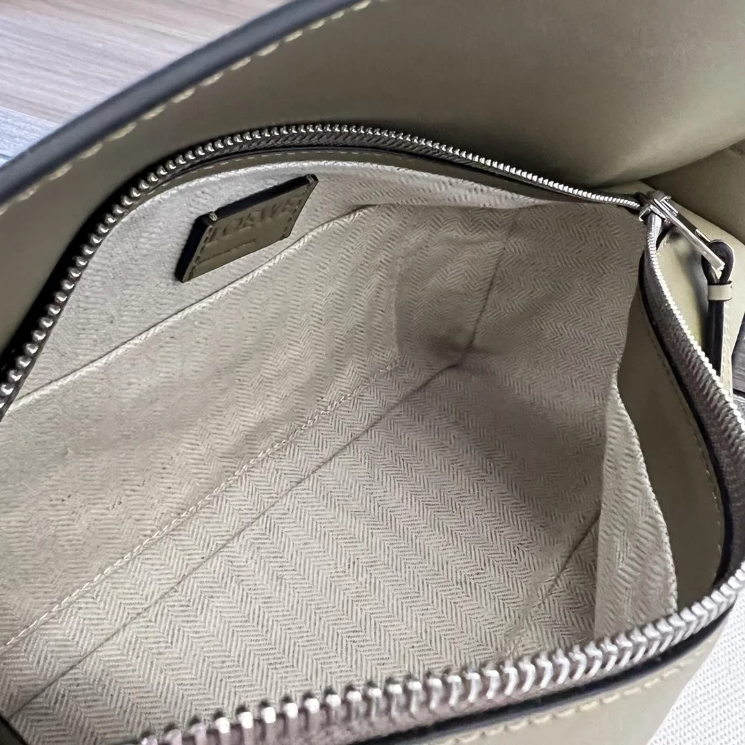 로에베 퍼즐 클래식 카프스킨 호보 백 카키