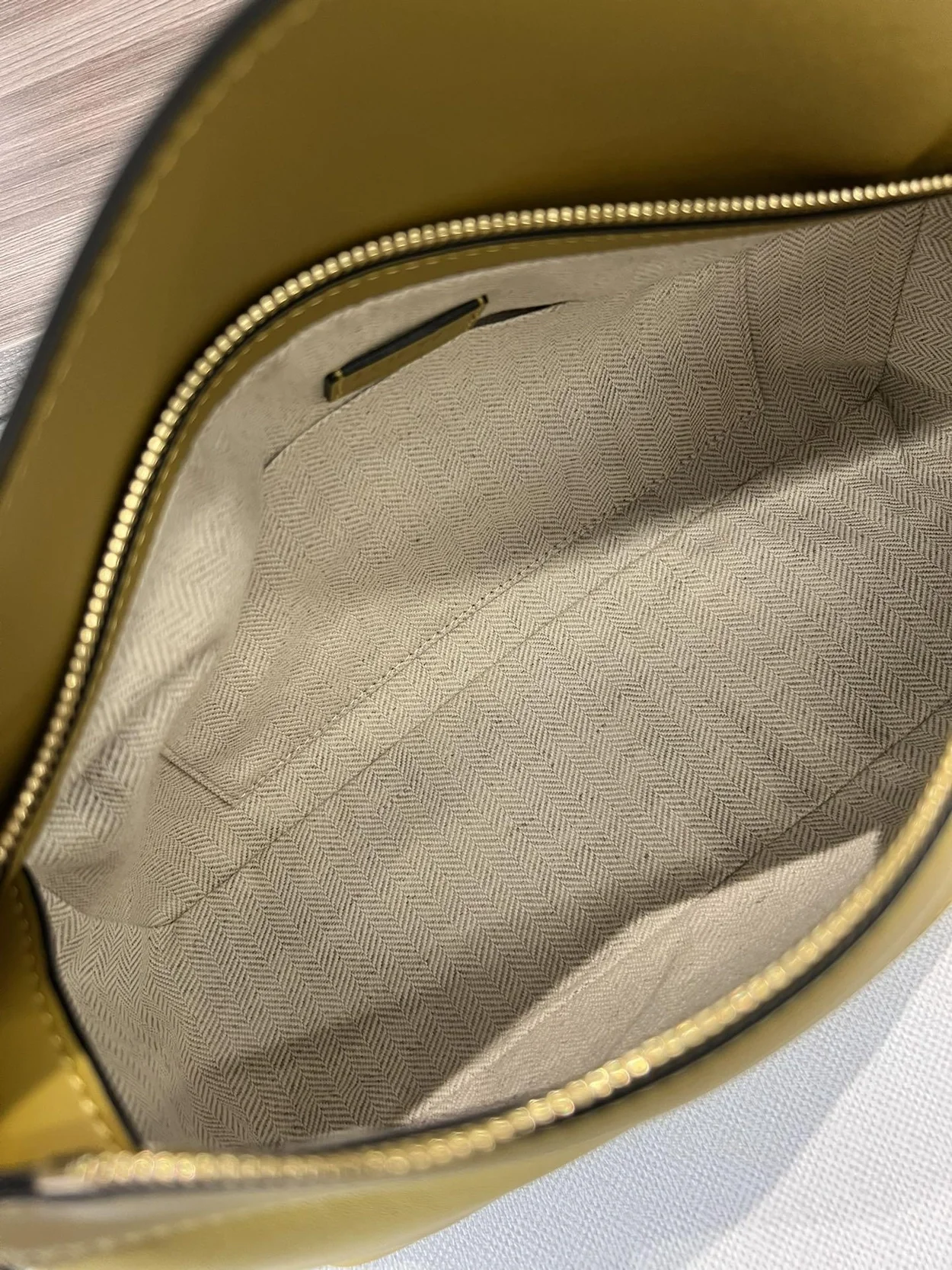 로에베 퍼즐 클래식 카프스킨 호보 백 옐로우