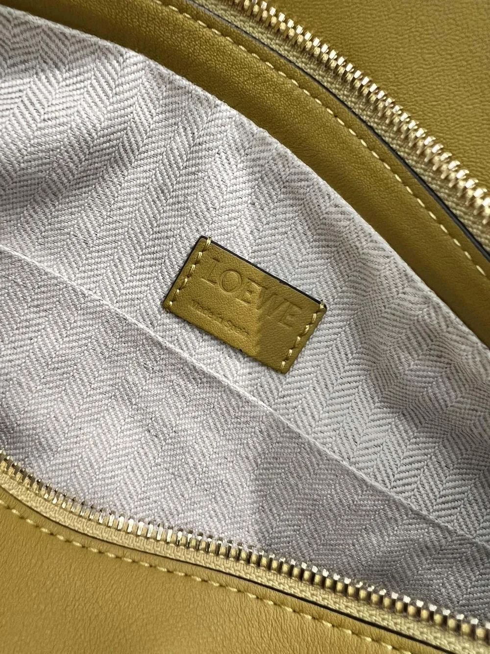 로에베 퍼즐 클래식 카프스킨 호보 백 옐로우