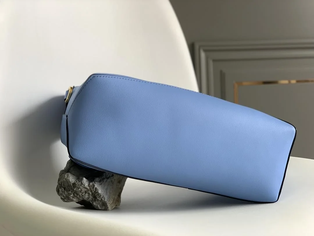 로에베 퍼즐 클래식 카프스킨 호보 백 블루